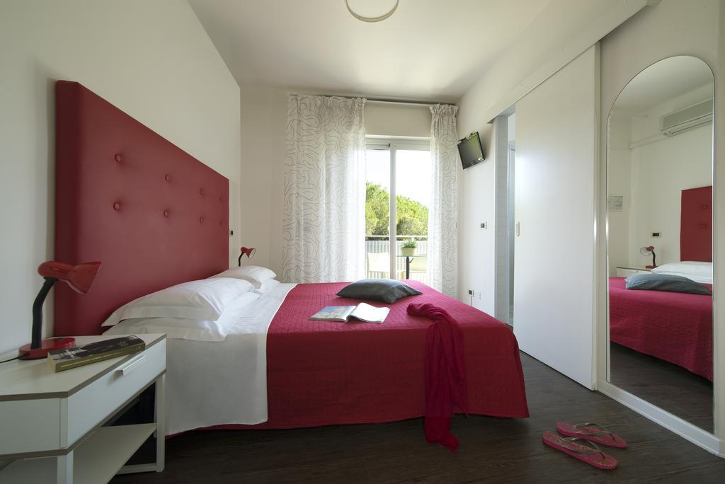 Nice Hotel Бибионе Экстерьер фото